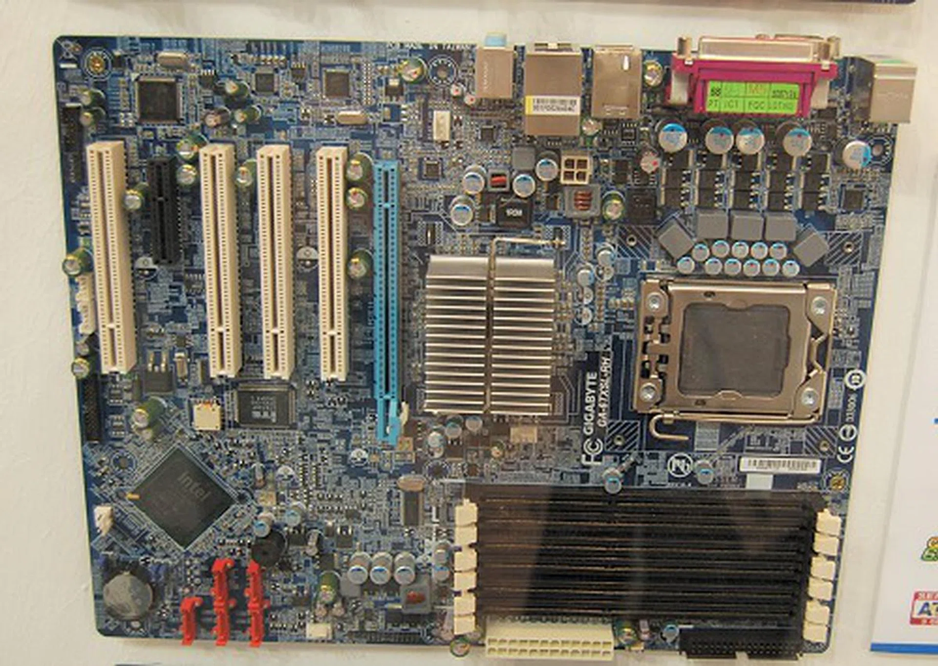  Moving on to new server class boards, here's a single-processor Tylersburg platform board for workstations, the GA-6TXSL-RH. Supports SAS functions via Gigabyte's daughterboard.  