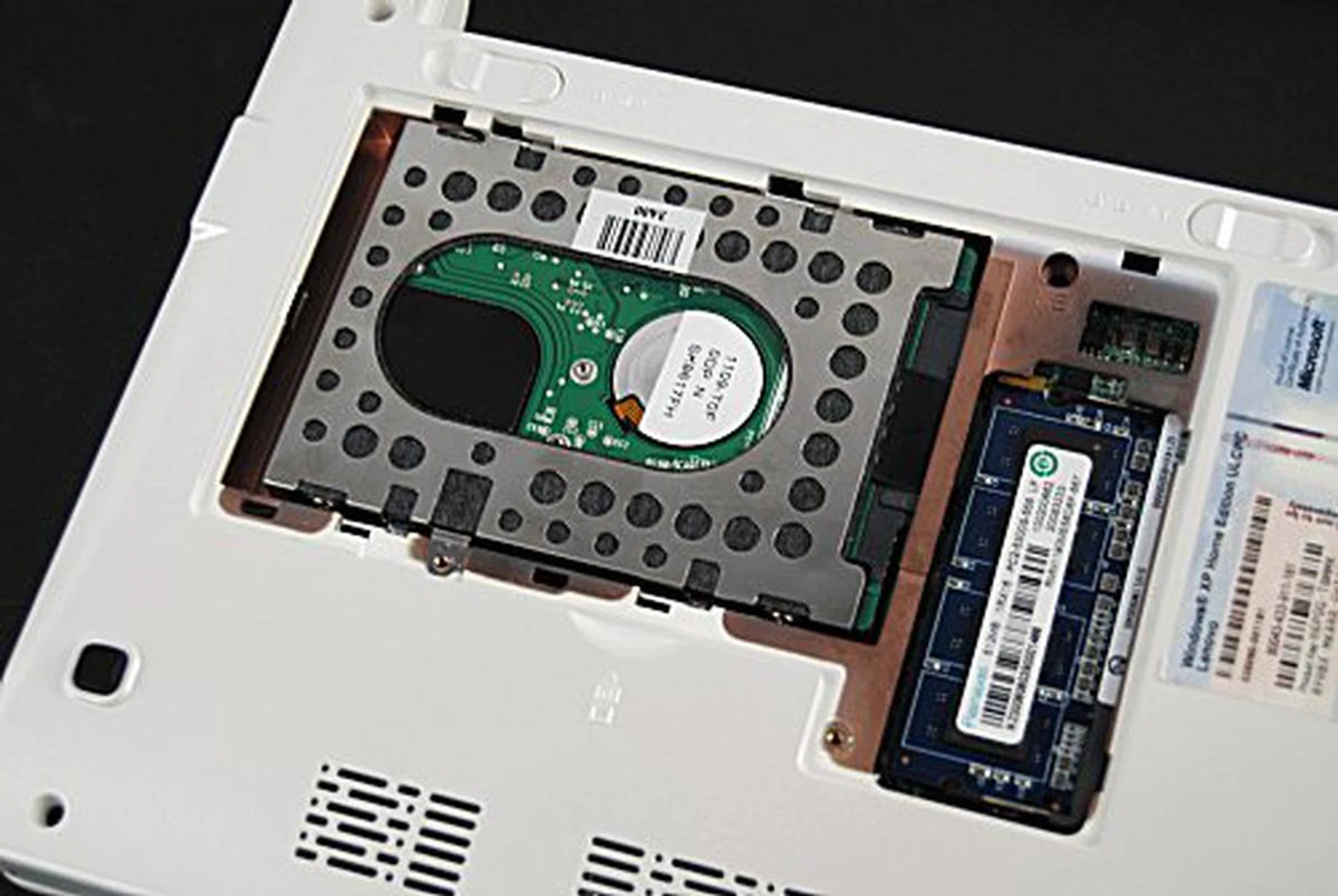 Beneath the cover lies a hard disk drive and a SO-DIMM slot. Note that the netbook already has 512MB RAM on board, so if you put in a 2GB RAM into the slot, the onboard RAM won't be available.