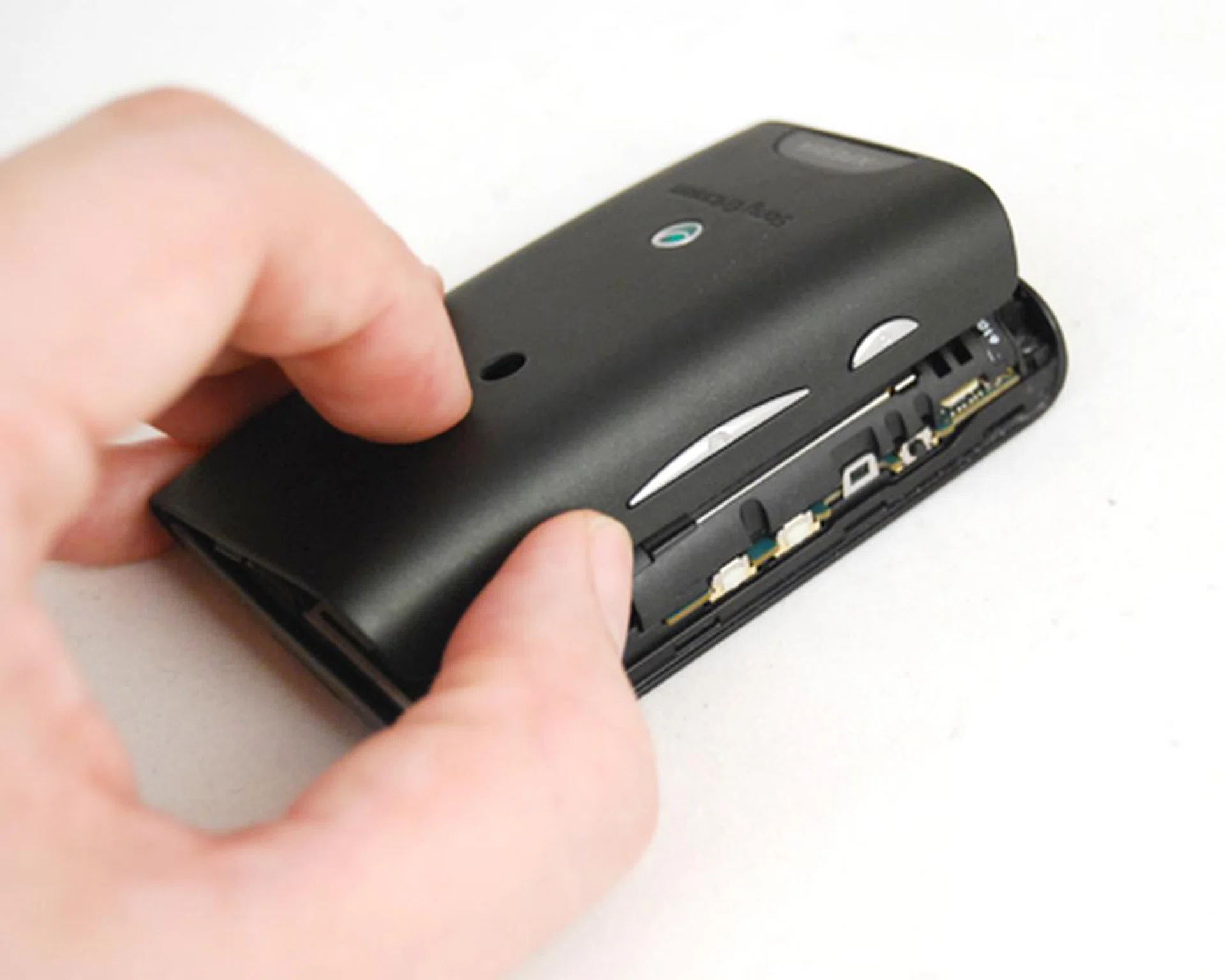 Removing the battery casing is easy by gripping the side and pulling the cover away...