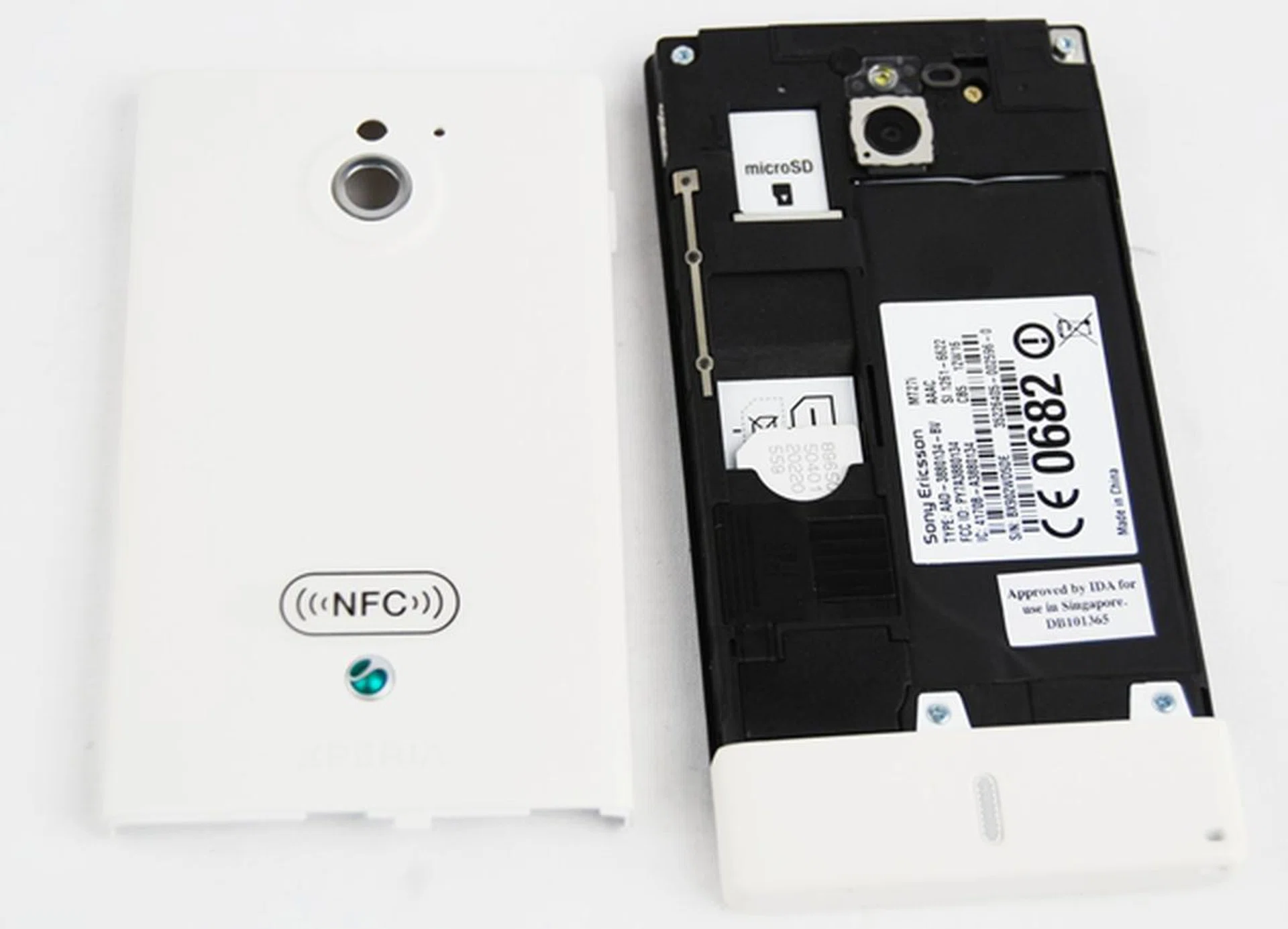It takes some time to get used to putting and removing the battery cover on the Sony Xperia Sola. However, note that the battery is non-removable and you gain access only to insert/remove your SIM card and microSD card.