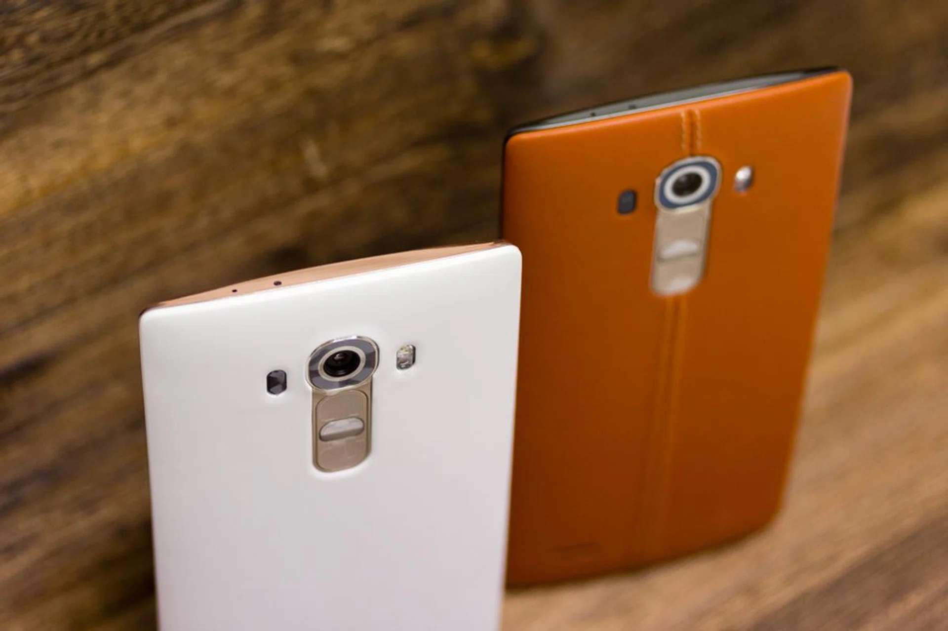 The G4 White Gold Edition comes with a gold frame, while the earlier G4 has a completely black front and frame.
