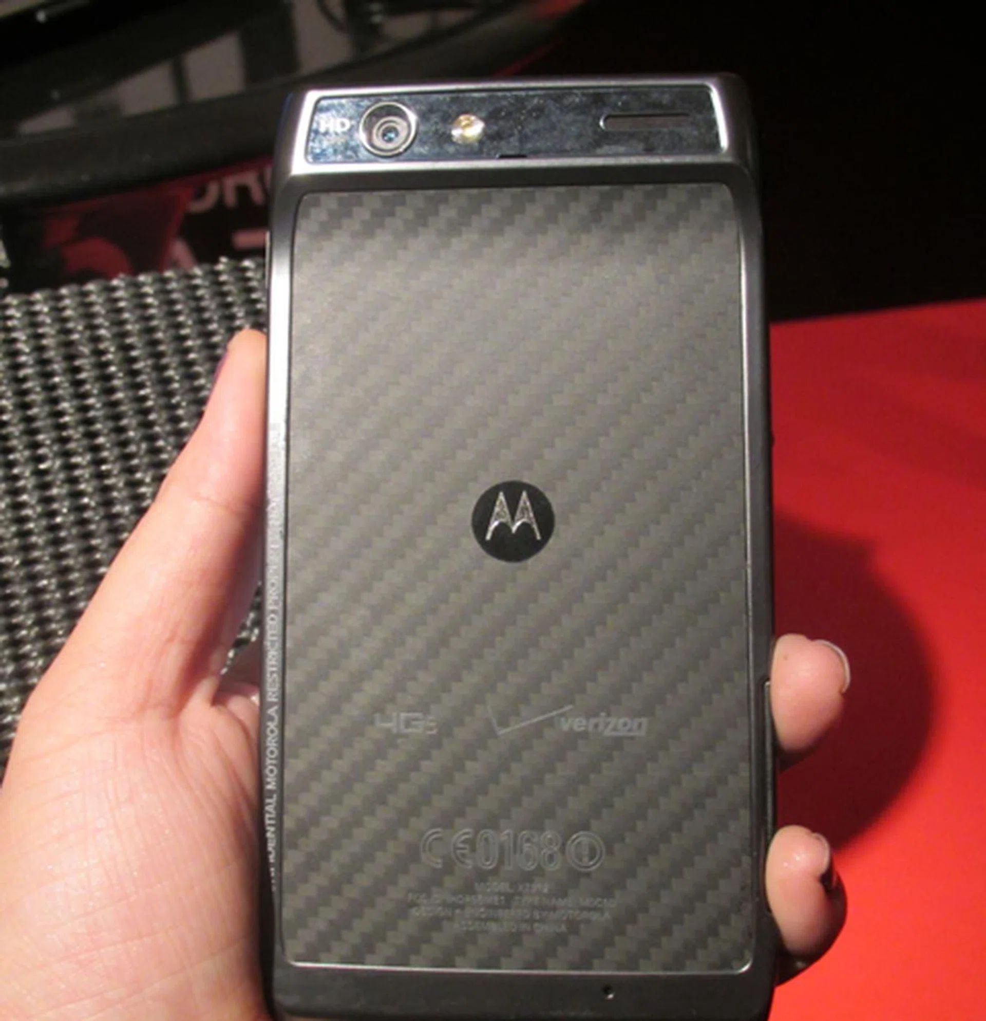 Motorola waxed lyrical about "precision machine stainless steel core, laminated construction for enhanced rigidity, and laser-cut woven Kevlar fibre" and we must say, it shows on the smartphone. The back feels smooth and scratchproof (and best yet, does not attract fingerprints). Another thing to note about the construction of the phone is that it is slightly tapered at all four corners, making it easier for a comfortable and firm grip.