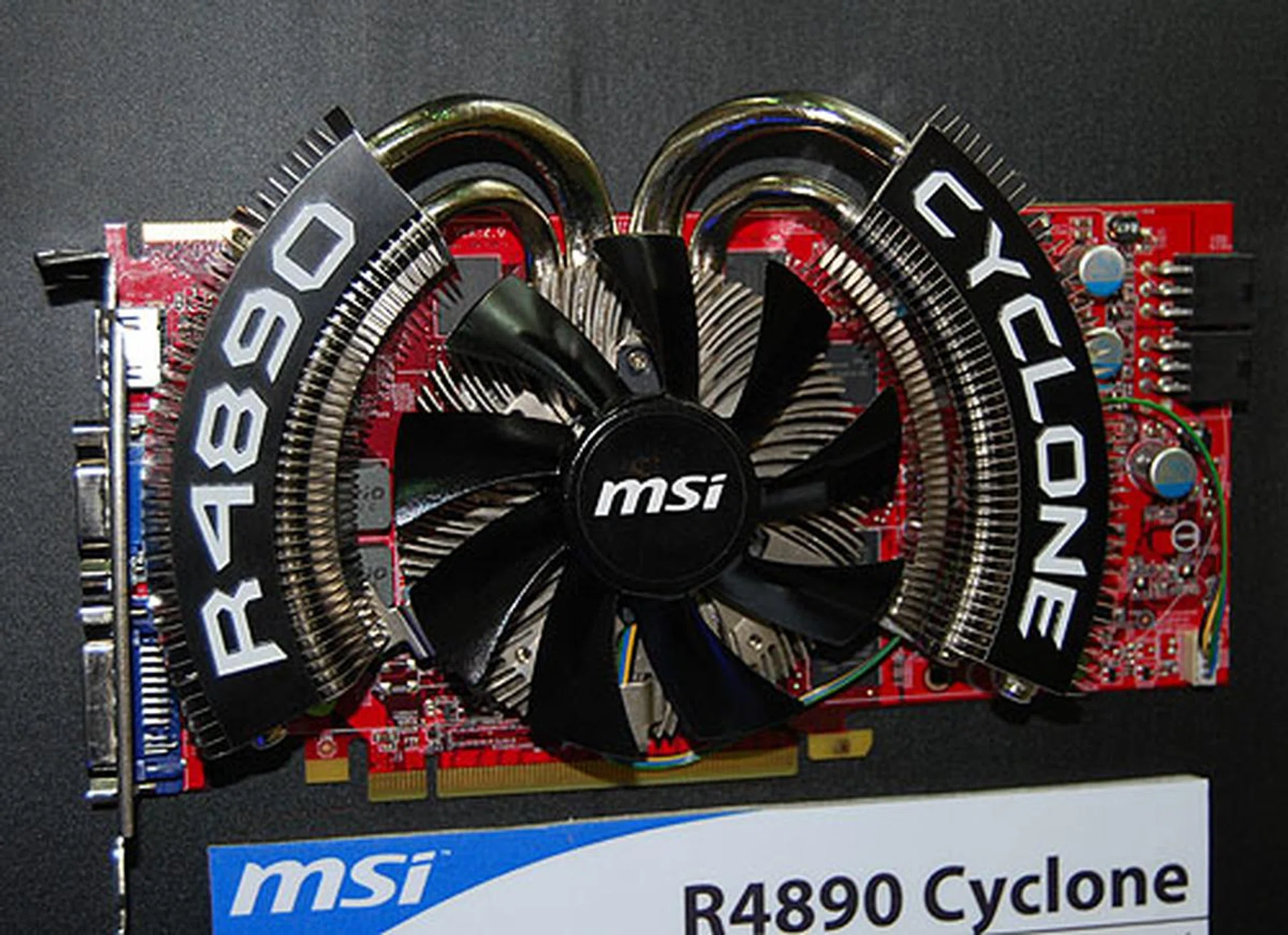The rather large but hopefully quiet Cyclone cooler. It has multiple heatpipes for heat transfer and helps to cool the surrounding components around the GPU core.