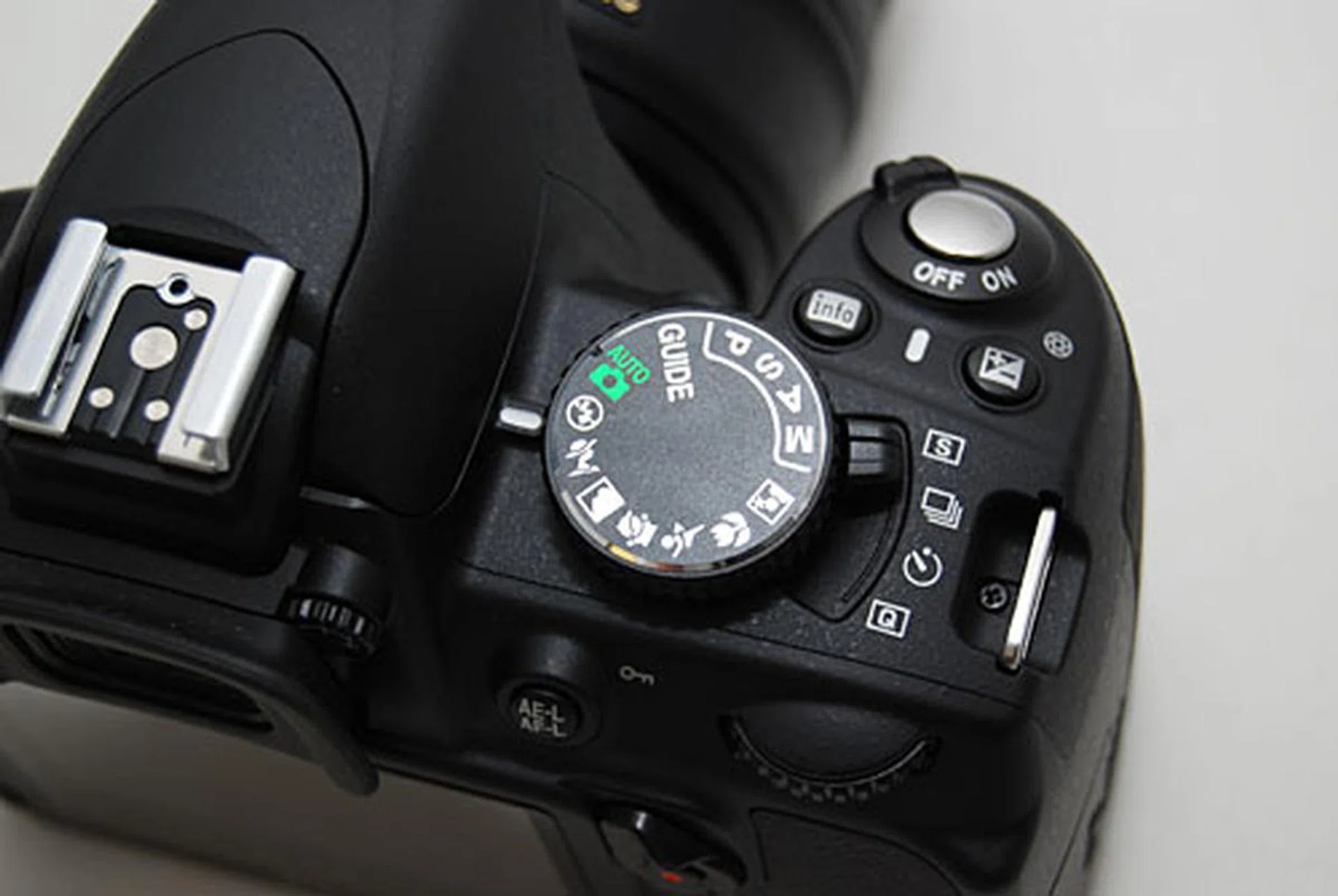 A Shooting Mode dial below the Mode dial helps you get to different shooting modes like single or timed with the push of a finger.
