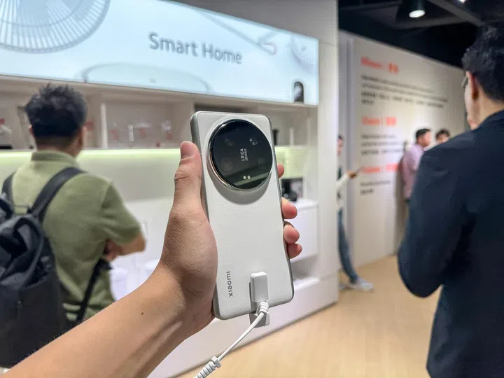 Xiaomi 14 Ultra in White.