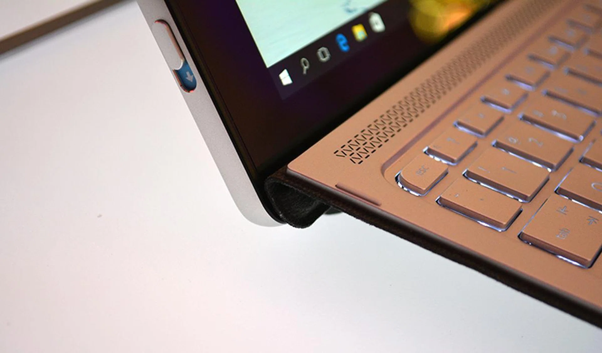 The aluminium top keyboard attaches to the display via a magnetic hinge that snaps on in a manner that also provides an elevated typing angle.