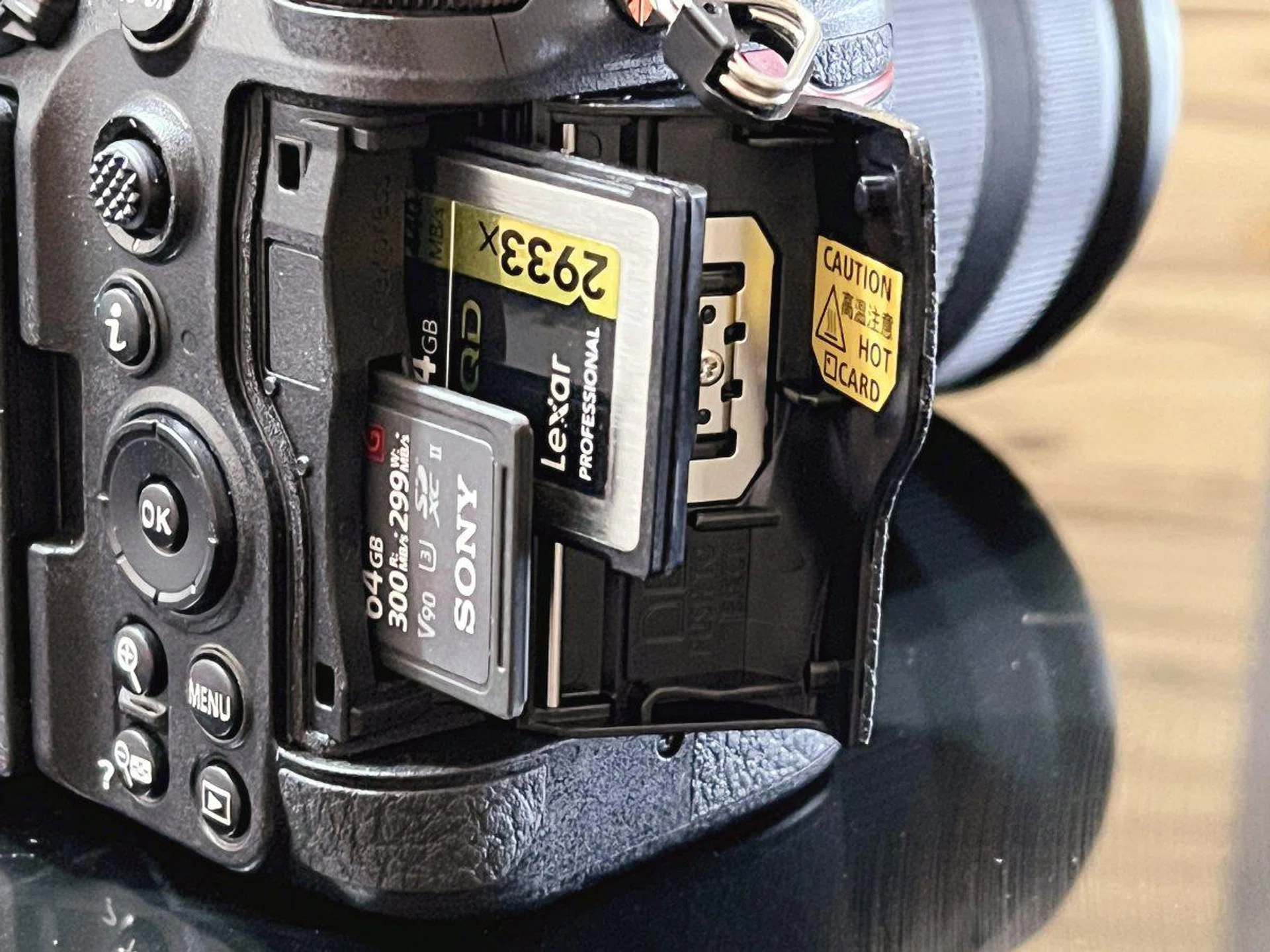 1x CFExpress Type B and 1x SD UHS-II card slots. Image Source: HWZ