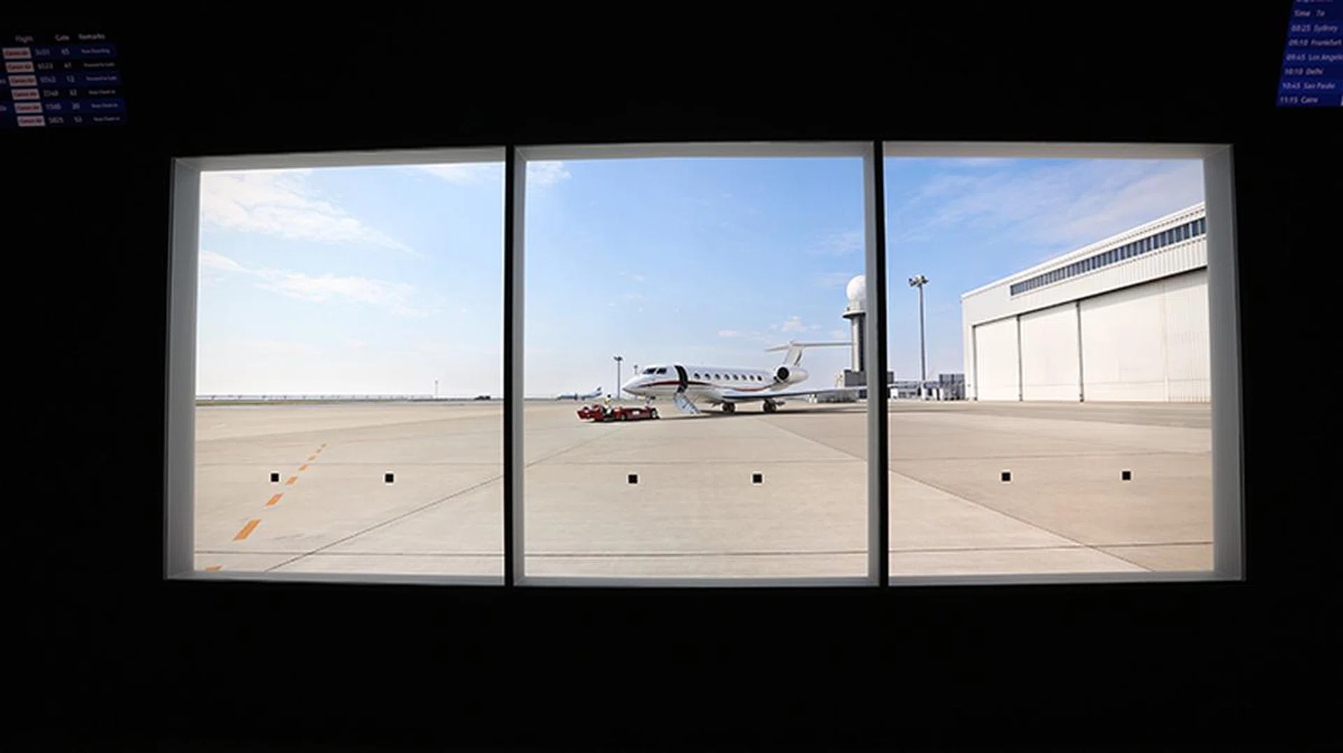 This is the 'image airport' display. The 'viewing gallery' seen here is actually a printed picture, proudly displayed in Canon's exhibition.