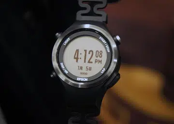 This is the flagship SF-810 model with integrated optical heart-rate sensor.