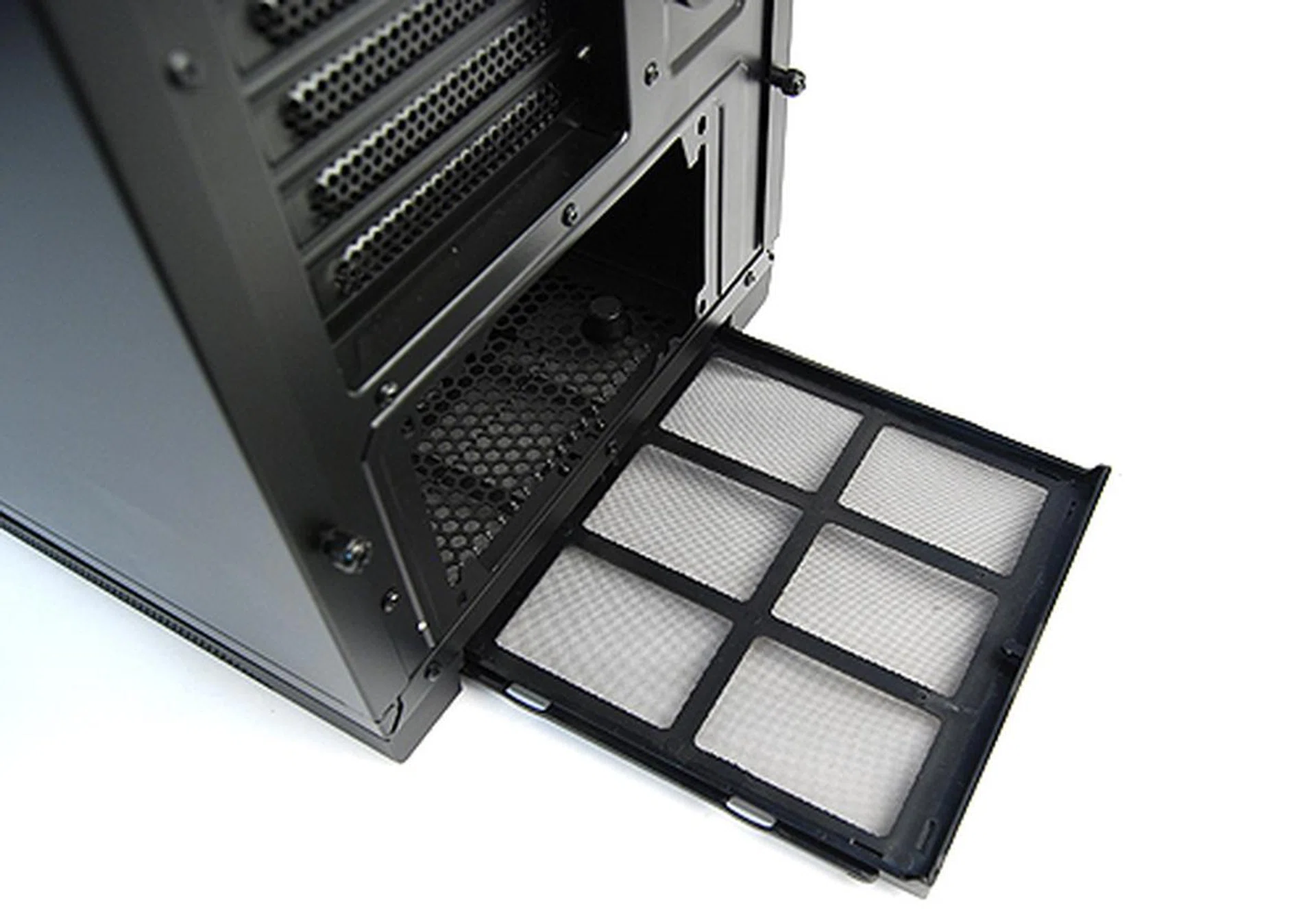 There are dust filters at the bottom too for the PSU bay's air intake area - how thoughtful.