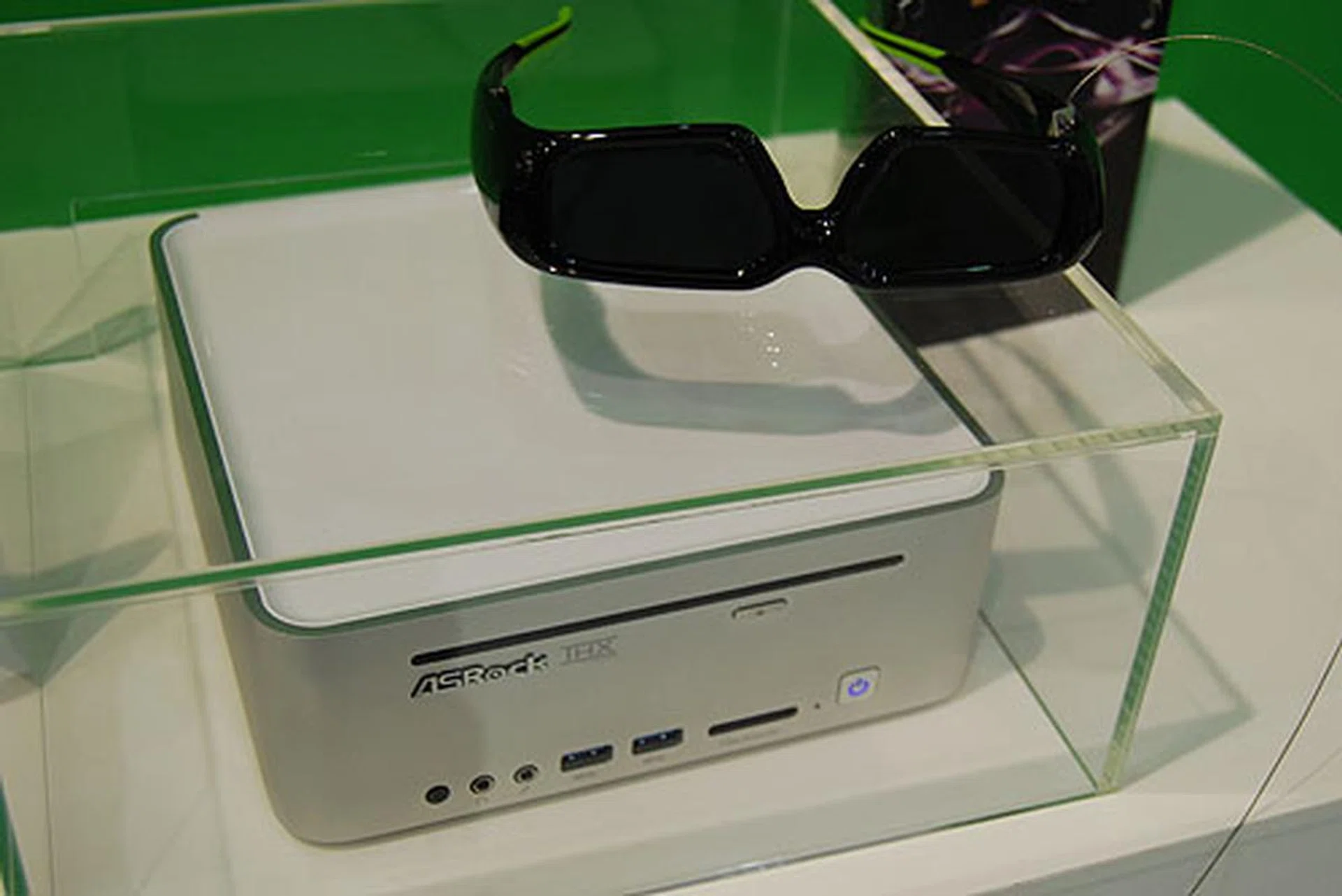 The exterior may look unchanged, but inside this Vision 3D HTPC now uses the mobile Intel HM65 chipset, with an Intel Core i7-2620M processor and an NVIDIA GeForce GT540M graphics. It has 4GB of DDR3 memory and a Blu-ray combo drive. 