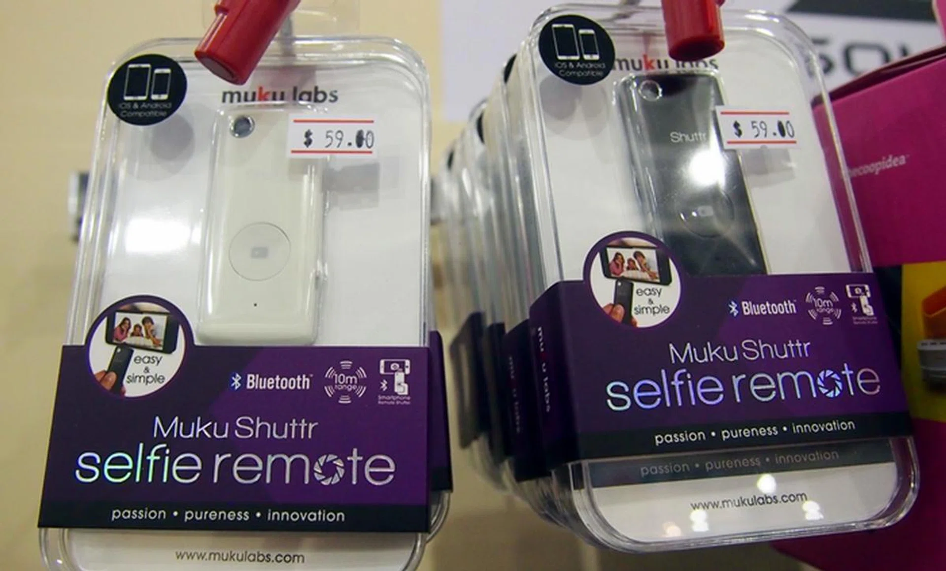 Ever wondered why your selfie shots always turned out blurred? The press of the shutter button on the display might have resulted in slight vibration of the phone. Solve this problem with the Muku Shutter Selfie Remote. It is a remote shutter release for Android and iOS devices that connects via Bluetooth. Get yours today at Nubox for $59.