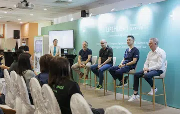 From left: Daryl Arnold (ConnectedLife), Johan Buse (StarHub), Dr Alex Yip (AH), Steve Morley (Fitbit). Image source: StarHub. 