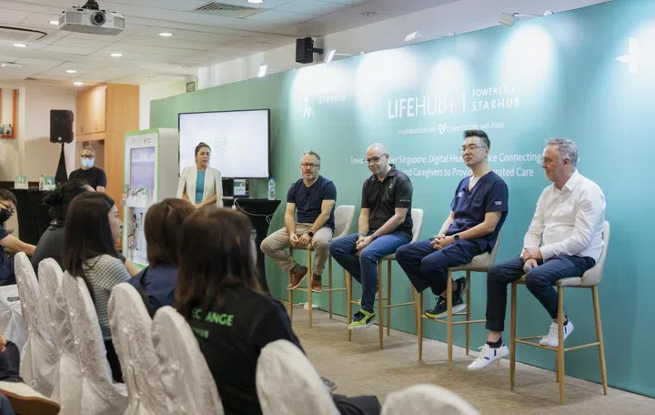 From left: Daryl Arnold (ConnectedLife), Johan Buse (StarHub), Dr Alex Yip (AH), Steve Morley (Fitbit). Image source: StarHub. 
