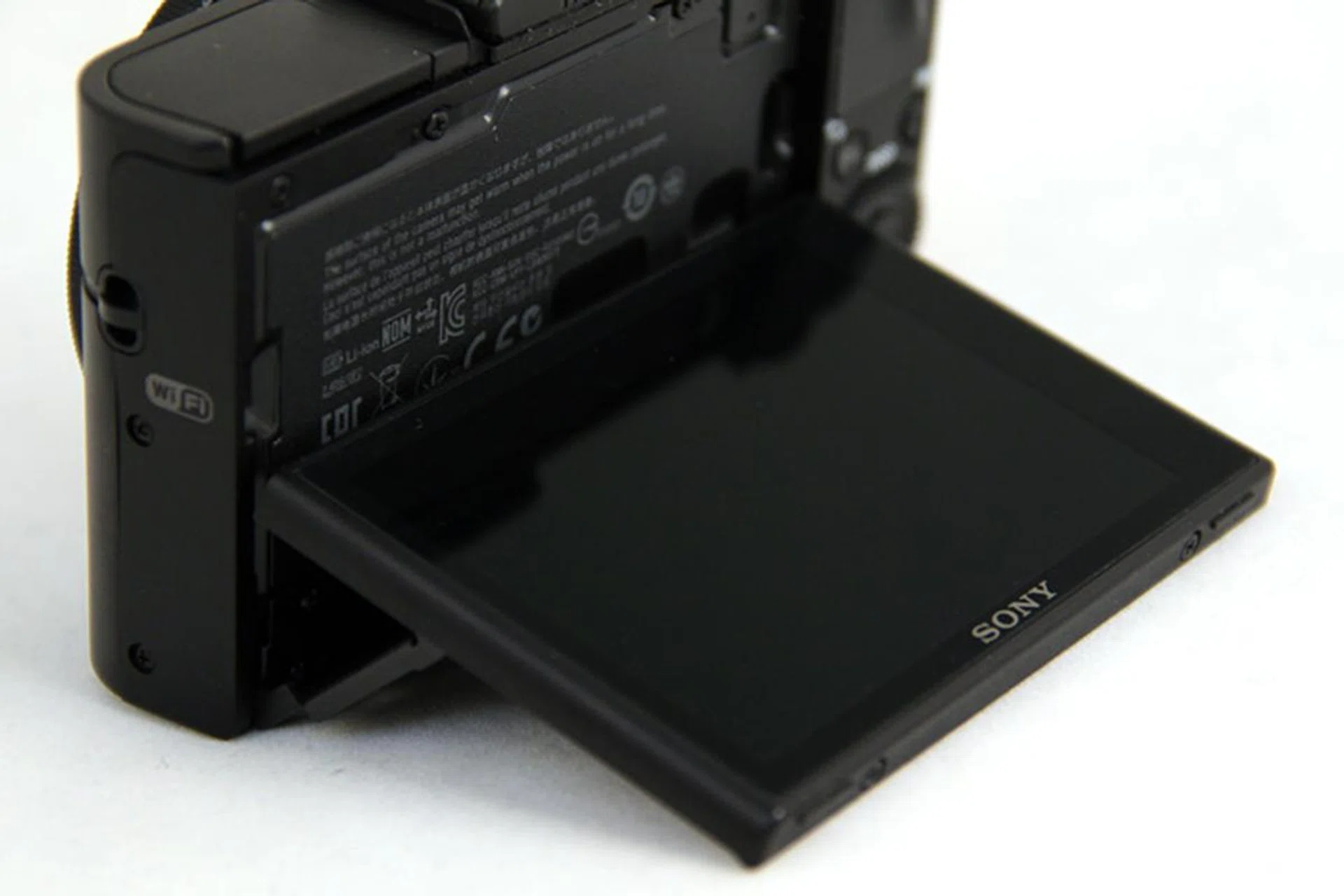 Even though the RX100 II has gained a tilting LCD, it's only increased a mere 2.4mm in width.