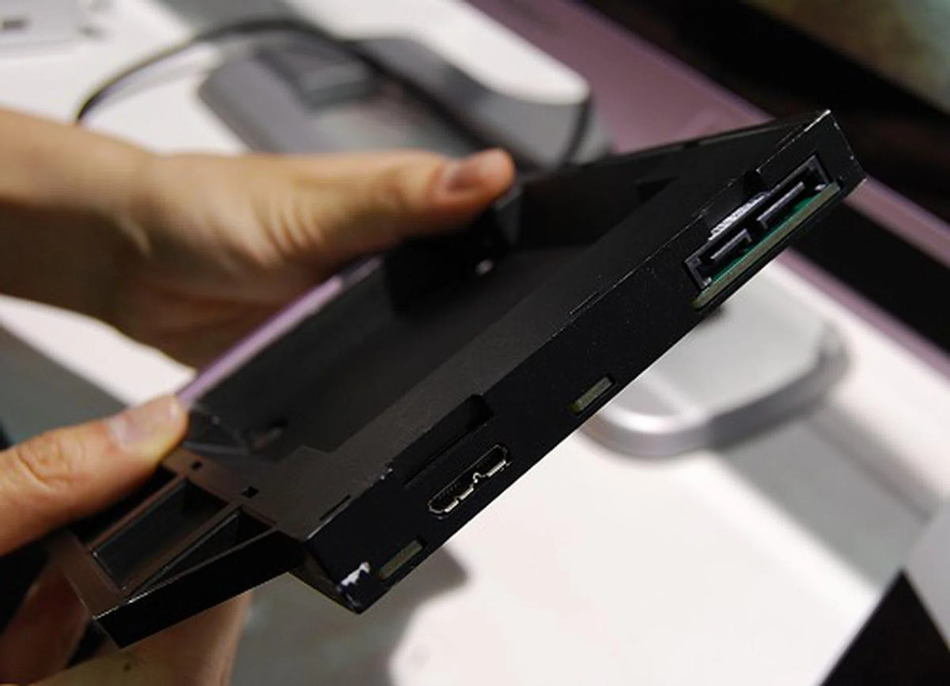 On the end of the tray, it's cleverly design to interface with an internal SATA data and power connections as well as USB 3.0 so that you can plug the tray and its storage device directly to another system for ready use.