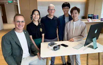 Apple CEO Tim Cook meeting with developers at the recently opened Developer Center in Singapore. From left: Jakob Lykkegard, Jiang Tongyu, Chin Yong Kian, P'ng Yiwei. (Image source: Apple)