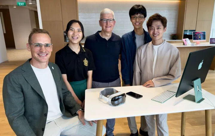 Apple CEO Tim Cook meeting with developers at the recently opened Developer Center in Singapore. From left: Jakob Lykkegard, Jiang Tongyu, Chin Yong Kian, P'ng Yiwei. (Image source: Apple)