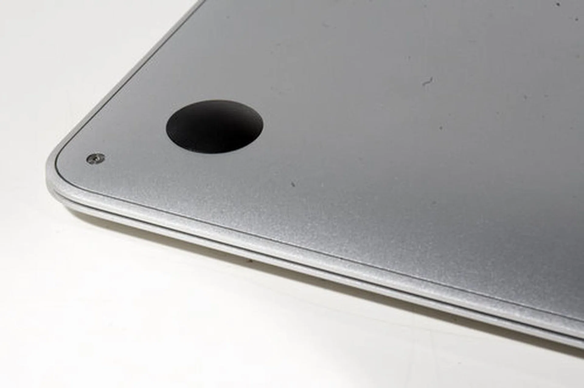 There are screws at the bottom of the machine that allows access to the guts of the machine, but we wouldn’t recommend it. Most of the parts are soldered on, so self upgrade/repair is something you shouldn’t attempt if you don’t know what you are doing.