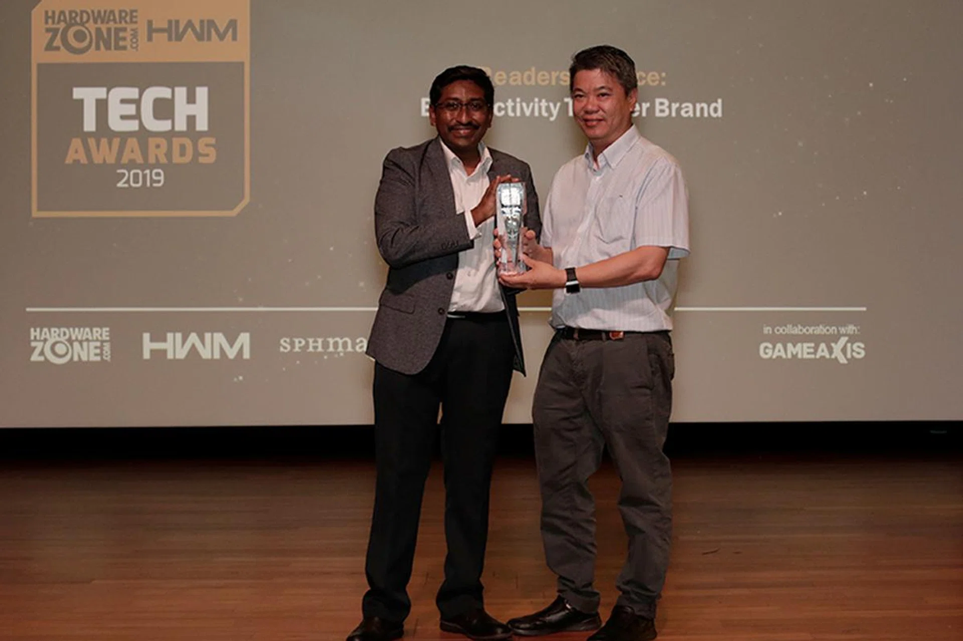 The Readers' Choice for Best Activity Tracker Brand goes to Fitbit. Accepting the award here is Mr. Louis Lye, Fitbit's Regional Director for Southeast Asia, Hong Kong, and Taiwan.