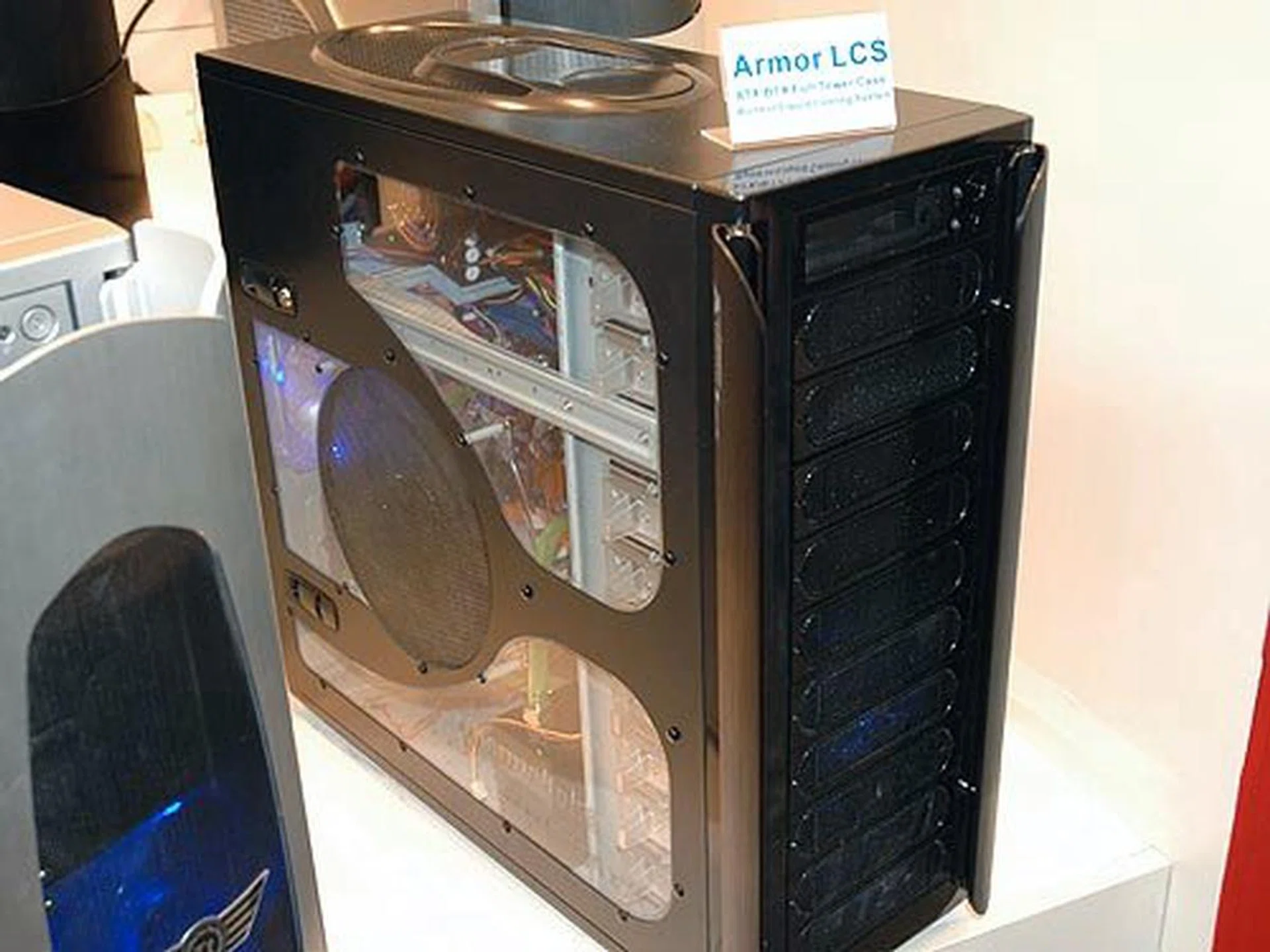 The Armor LCS is a super tower casing with built-in liquid cooling system which includes a CPU waterblock (for both Intel and AMD sockets), a radiator with two 120mm fans, a DC12V water pump and tank and transparent UV cables. The case comes with one 120mm rear exhaust fan and a 90mm top exhaust fan for cooling of other components within the casing. There are a total of 15 bays in the Armor LCS, with four 5.25-inch external bays, one 3.5-inch external bay and ten 3.5-inch internal hard disk drive bays.