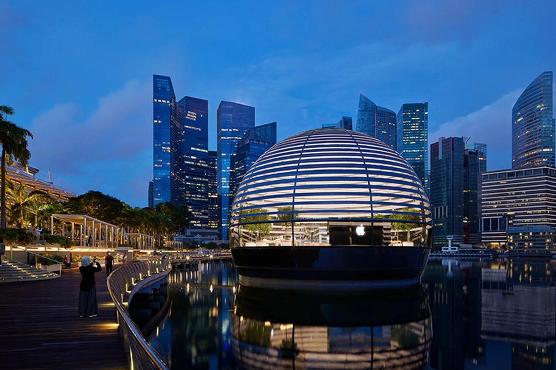 Marina Bay Sands, facing the Apple Store. Image: Apple. 