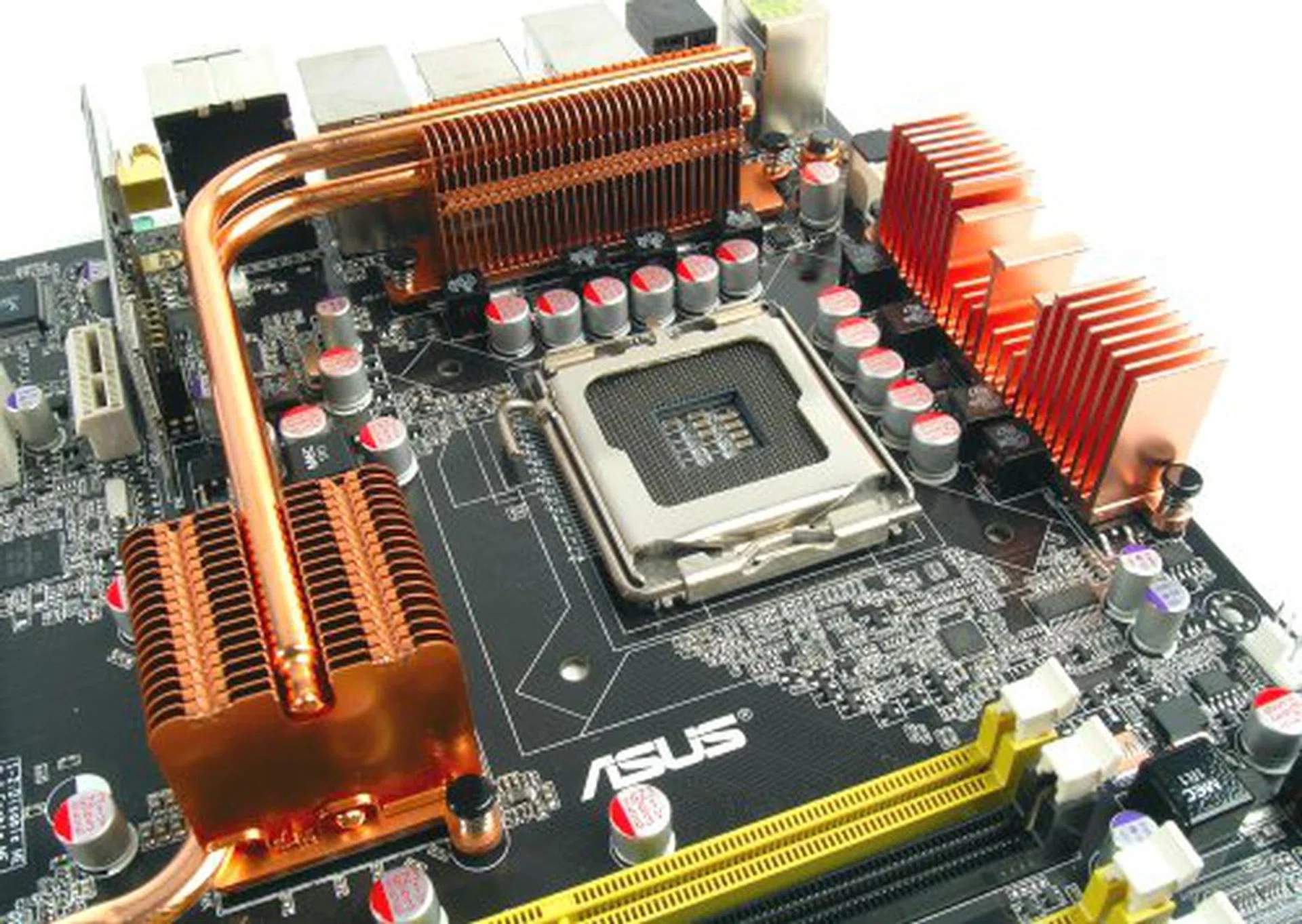 Simple heat-pipe system, yet effective enough even for extreme overclocking. The corner heatsink might be problematic though if you've got a large CPU cooler.