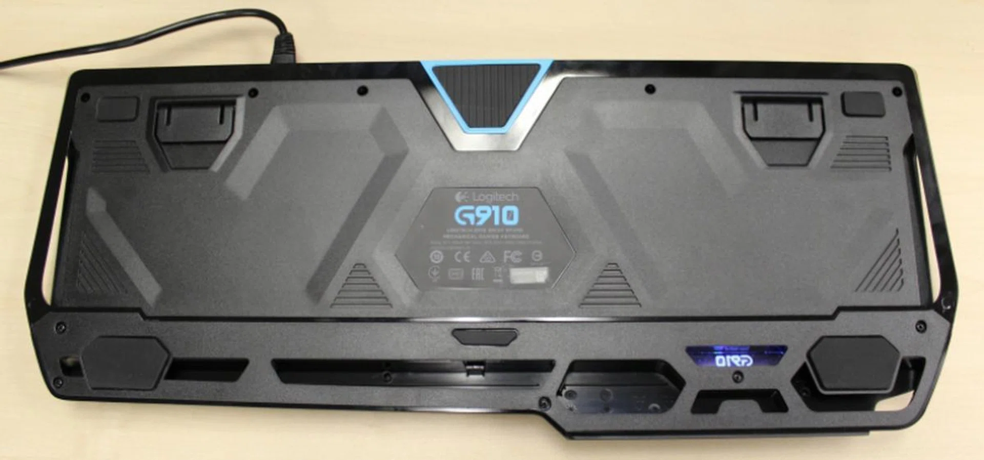 On the bottom side, there are a couple of rubber pads to hold the keyboard in place. Two sizeable ones under the wrist rests and one under the Arx Dock with three more smaller pads dispersed around the edges for further traction.