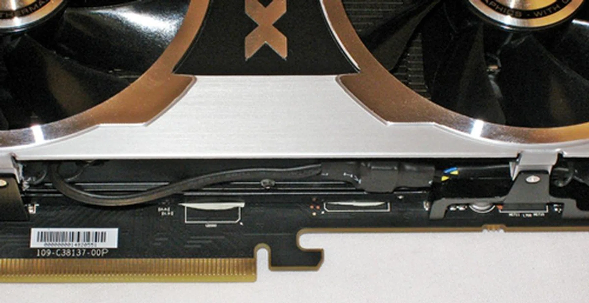 The two Hynix memory chips near the PCIe interface of the card are not fully covered by the heatsink, nor the thermal pads.