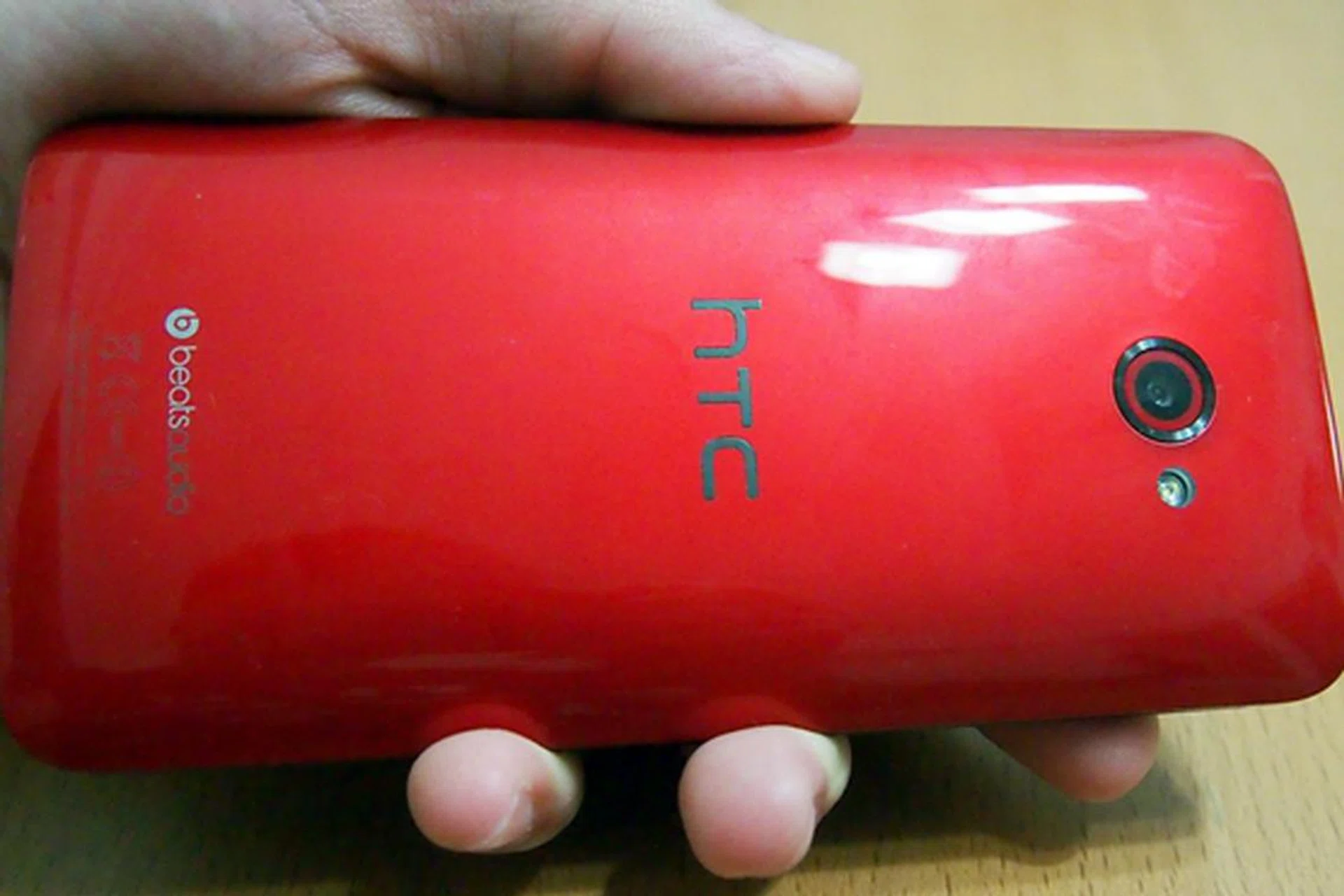 Due to its glossy nature, the rear picks up smudges quite easily though they are not very obvious on the red unit we have for test.