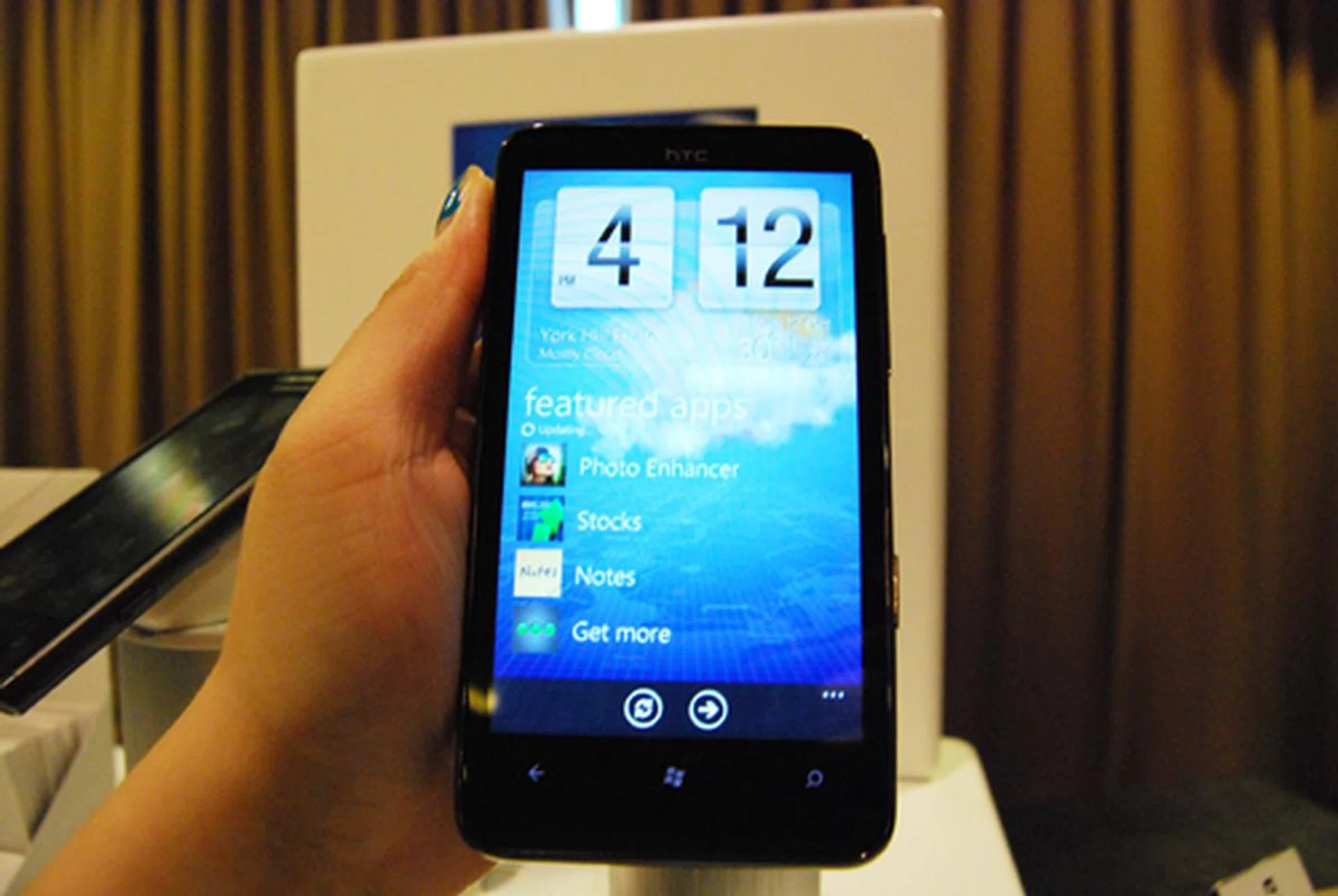 While we were mightily impressed with the Windows Phone 7 user interface, it doesn't hurt to have an alternative (and equally smooth) eye-candy of an user interface to play with. In fact, it's so smooth, we wished the device had an option for users to choose which interface the user would like to have by default. Alas, that's not possible because of clauses present in Microsoft's Windows Phone 7 licensing agreements.