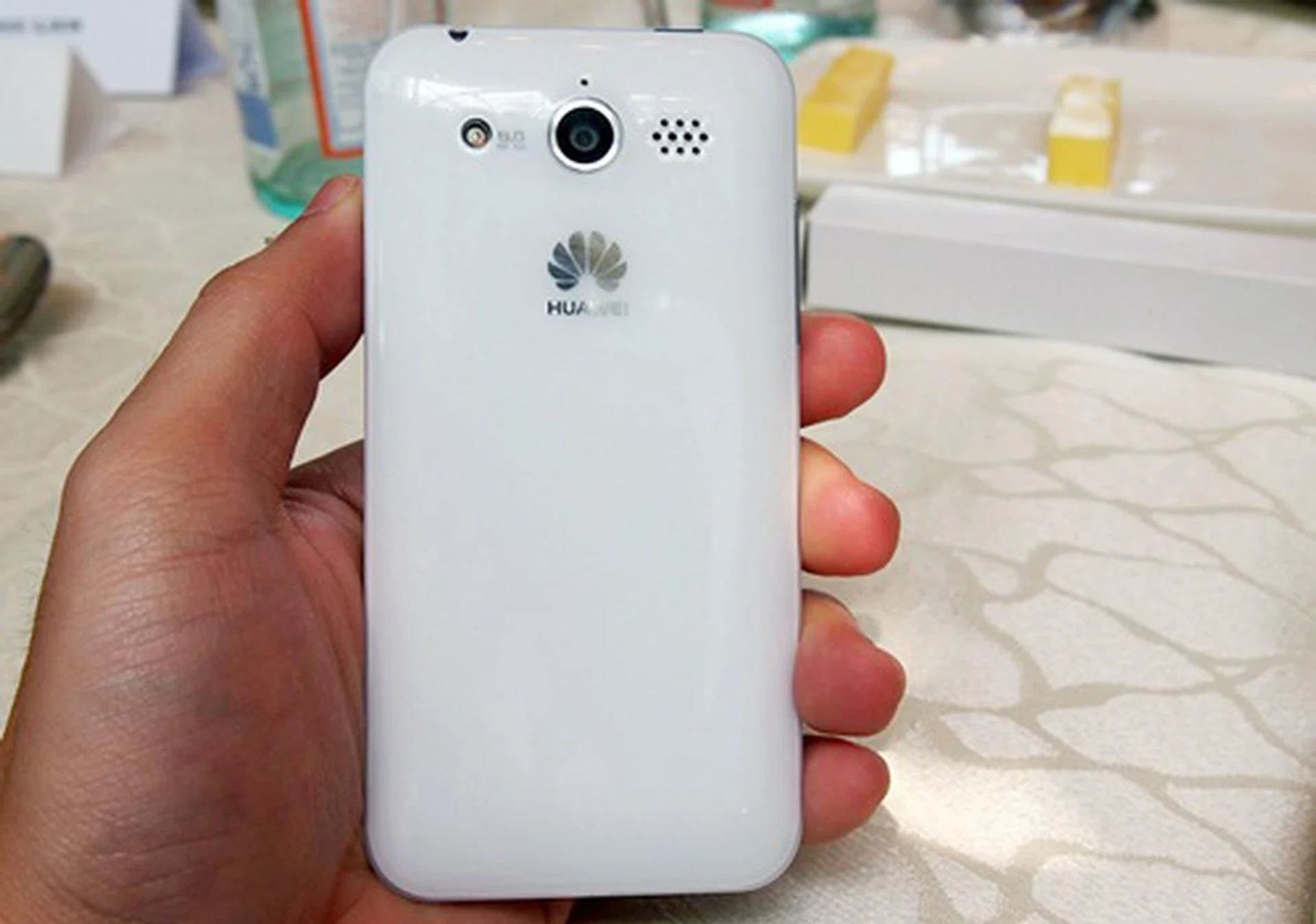 We could not help but notice the slight similarity in appearance to the white Apple iPhone 3GS. You can also find an 8-megapixel camera at the back of the Honor. As the unit is a pre-production prototype, we were unable to assess its imaging performance.