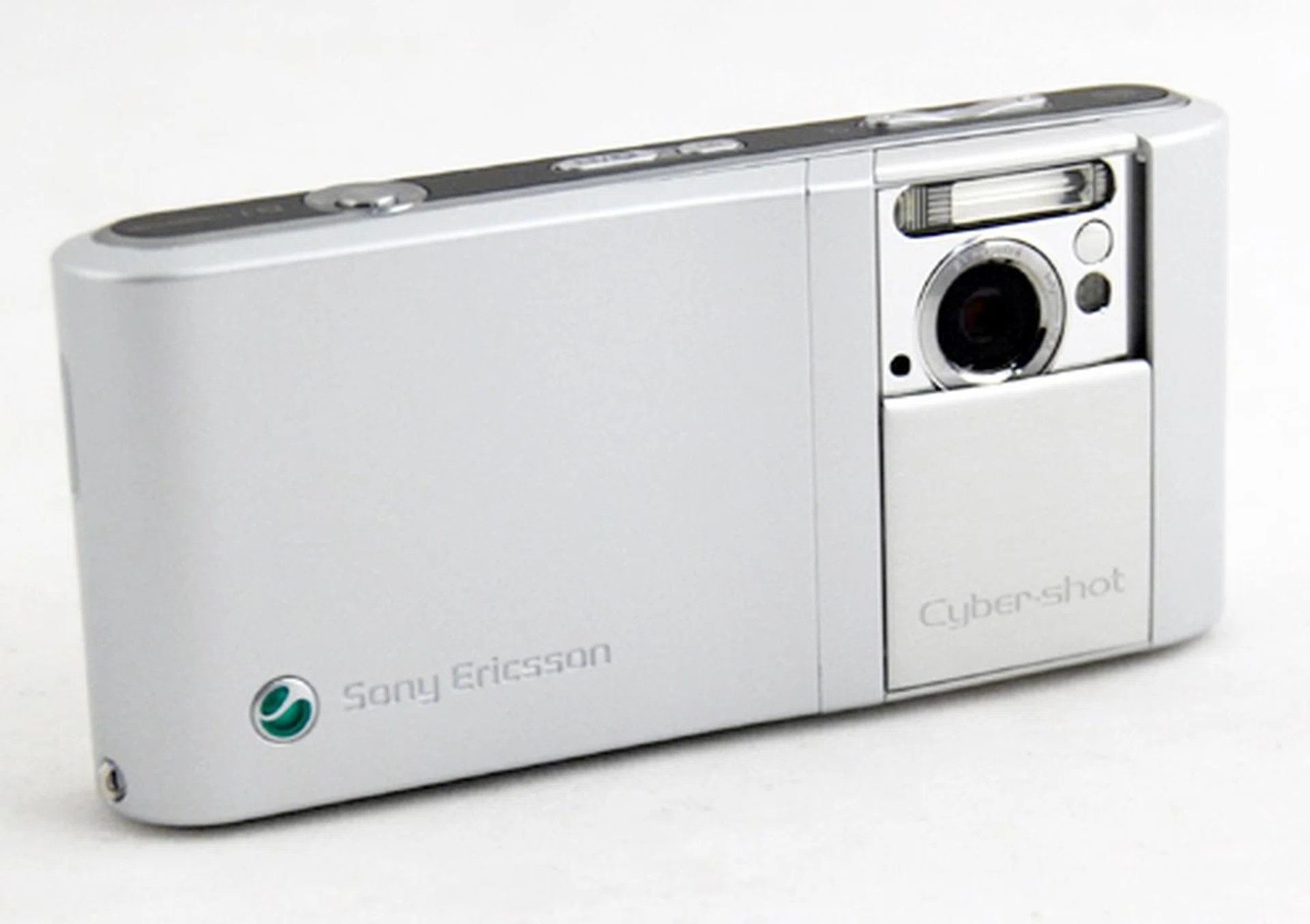 Sony Ericsson kept to the Xenon flash route instead of the dual LED flash as seen on its competing 8-megapixel device, the Samsung INNOV8.
