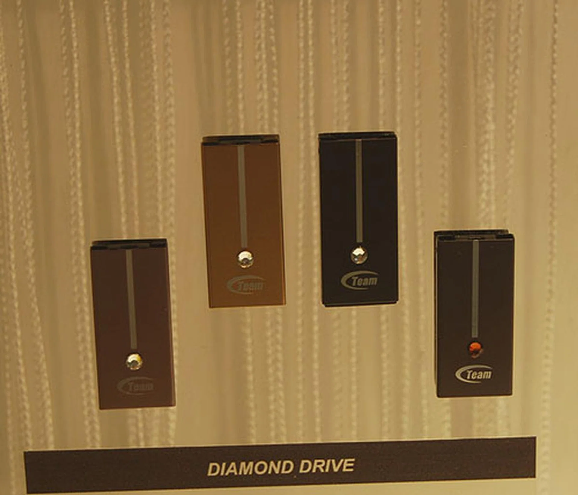  A winner of Computex 2009 design awards, this Diamond drive USB flash drive comes with embedded crystal and in capacities of 2, 4, 8 and 16GB.  