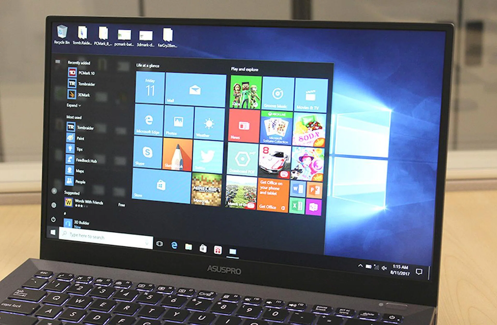 The Full-HD display has a matte finish to reduce reflection and glare. The bezel on the top and sides are just 5.4mm wide.