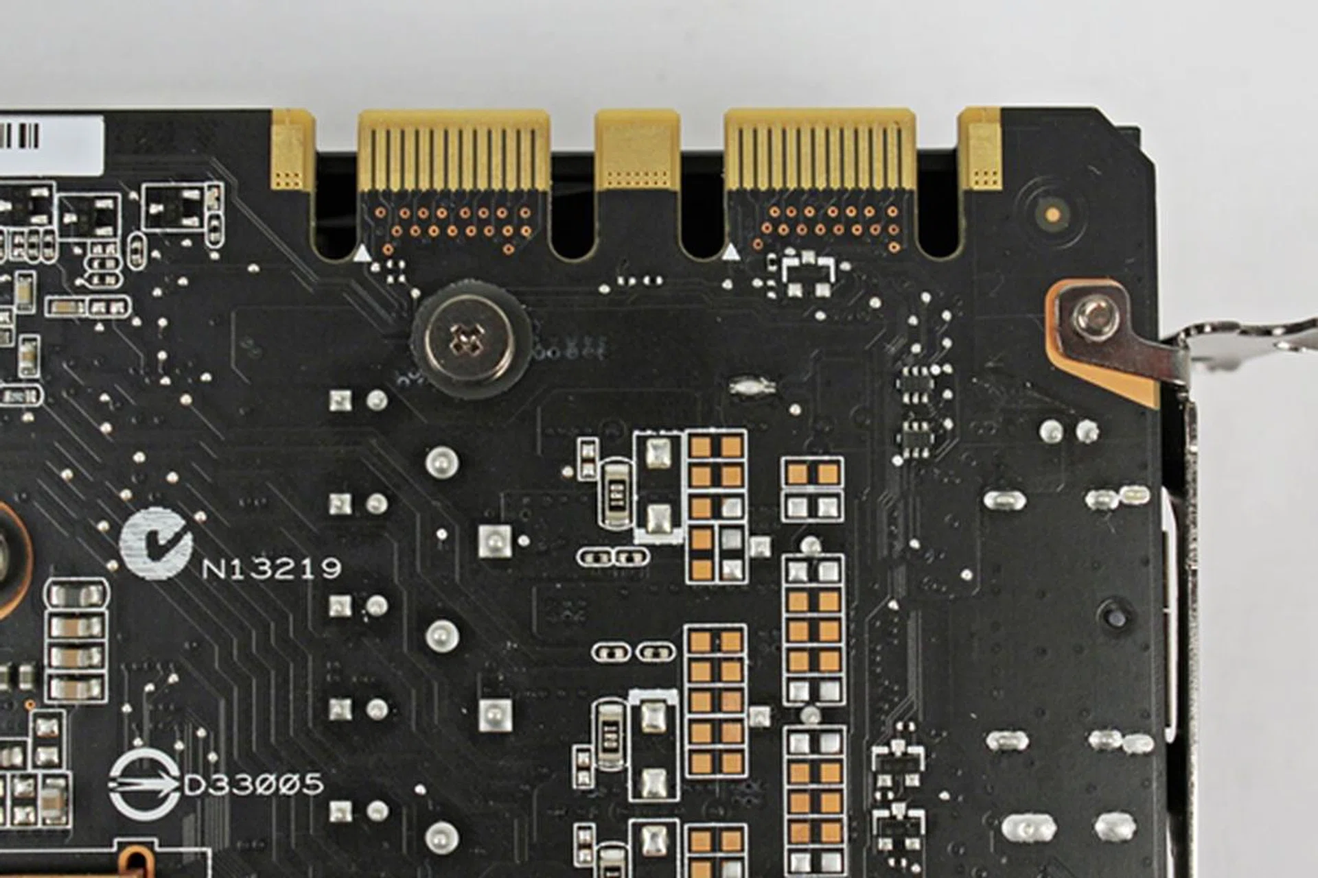 The two SLI connectors allow system builders to set up a multi-GPU configuration that can consist of up to three GeForce GTX 670 cards.