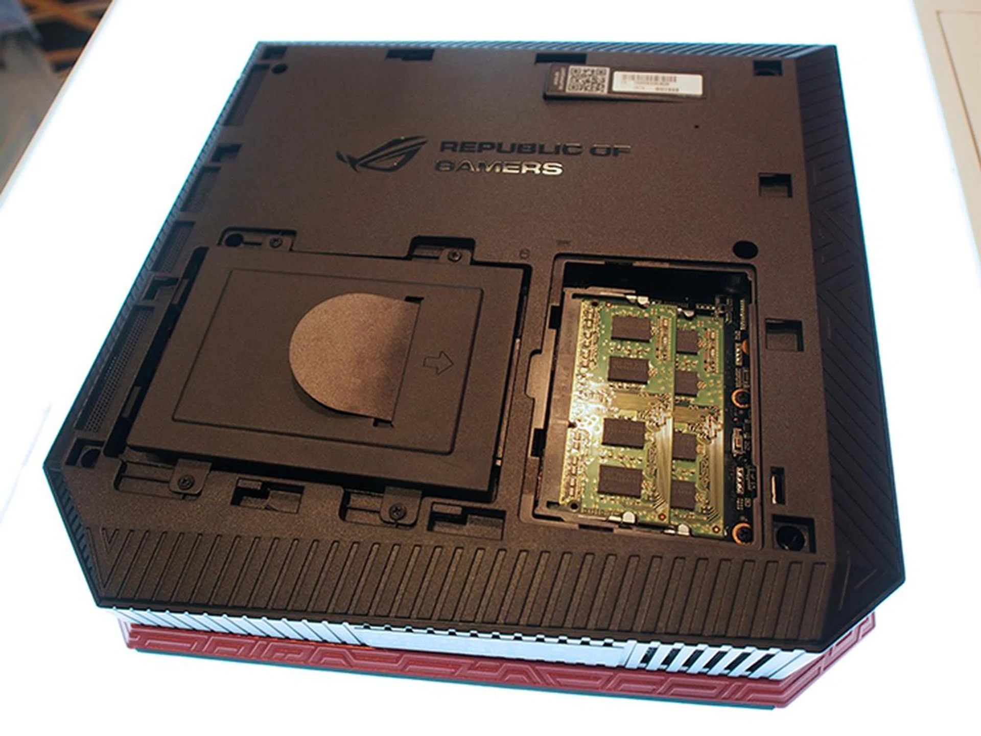 One of the side panel can be removed, which reveals the user upgradeable memory and storage. It also SO-DIMM memory and standard SATA-based 2.5-inch drives.