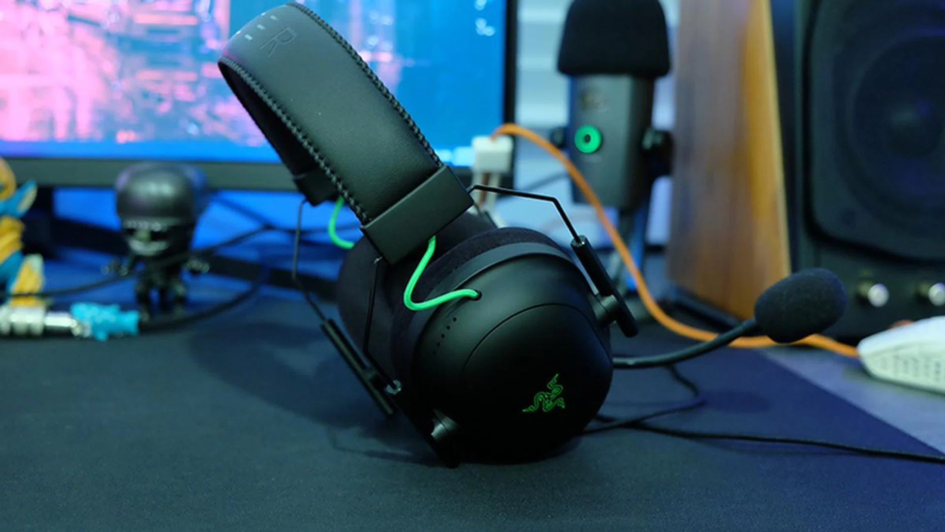 The ear cup adjustments could use a little more precision. 