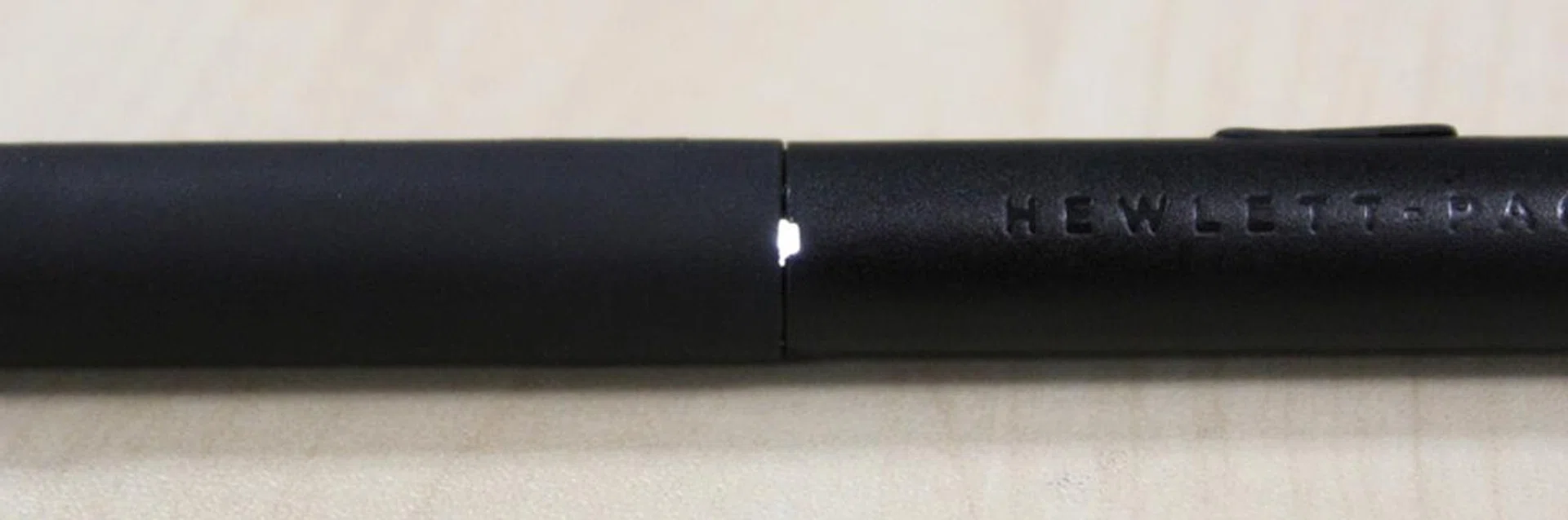 The indicator light on the HP Duet Pen lets you know if the pen's active and when it needs to be recharged.
