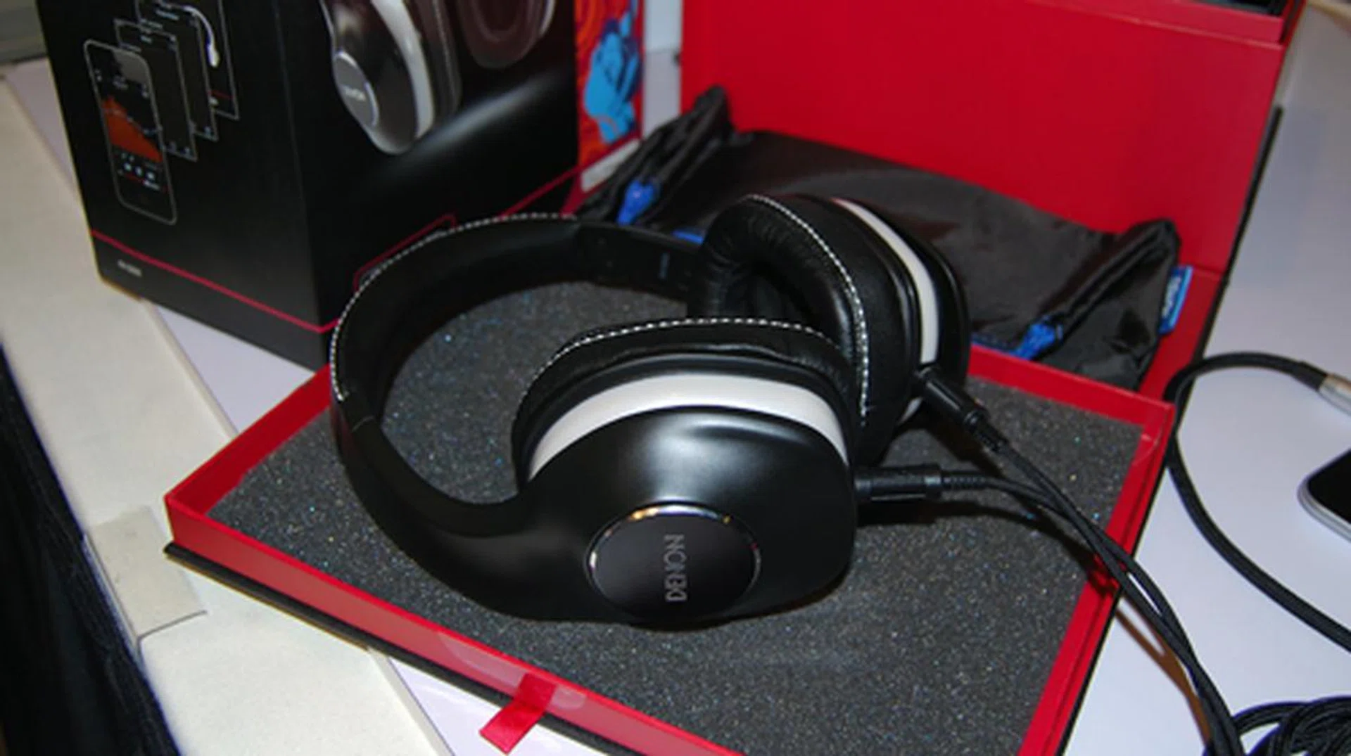 Still aiming to provide high quality sound but minus an exorbitant price-tag, the AH-D600 are missing the mahogany ear-cups but still retain 50mm drivers.