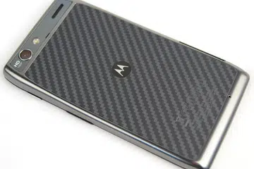Kevlar fibre seems to be the mainstay of the Razr family of smartphones. Its patterned design allows Motorola to differentiate the Razr Maxx from the rest of the Android smartphones in the market.