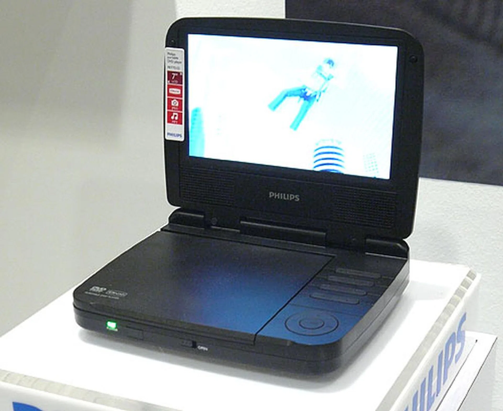 The entry level PET721 just about makes it as a portable DVD player, with only two hours of battery life. It is however very portable, weighing only 0.71kg.