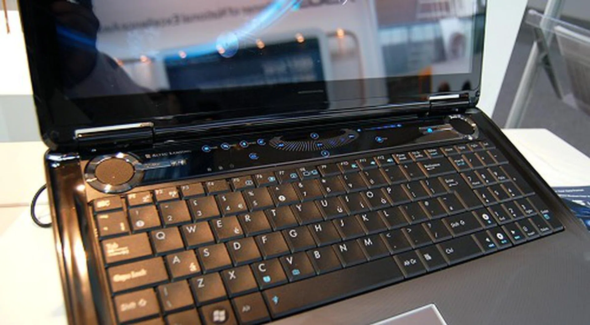  Here's another variant of the multimedia control interface on another M-series entertainment notebook.  