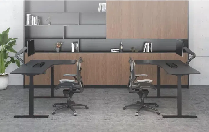 The L-shaped desk can still be raised to be used as a standing desk. Image Source: Tableholic.