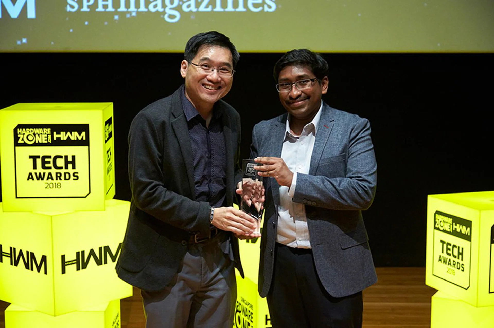 Canon too is a big winner with 4 Readers' Choice awards, including Best Premium Compact Camera Brand, Best Interchangeable Lens Camera Brand, Best Inkjet Printer Brand, and Best Laser/LED Printer Brand. Here's Mr. Edwin Teoh, Head of Marketing, Singapore Operations, Canon Singapore, accepting the awards.