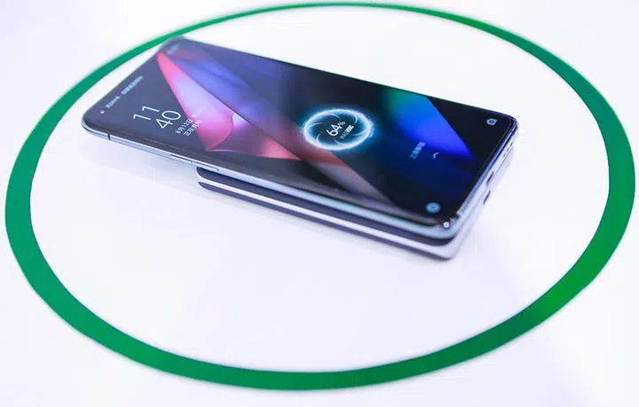 Oppo MagVOOC in action.