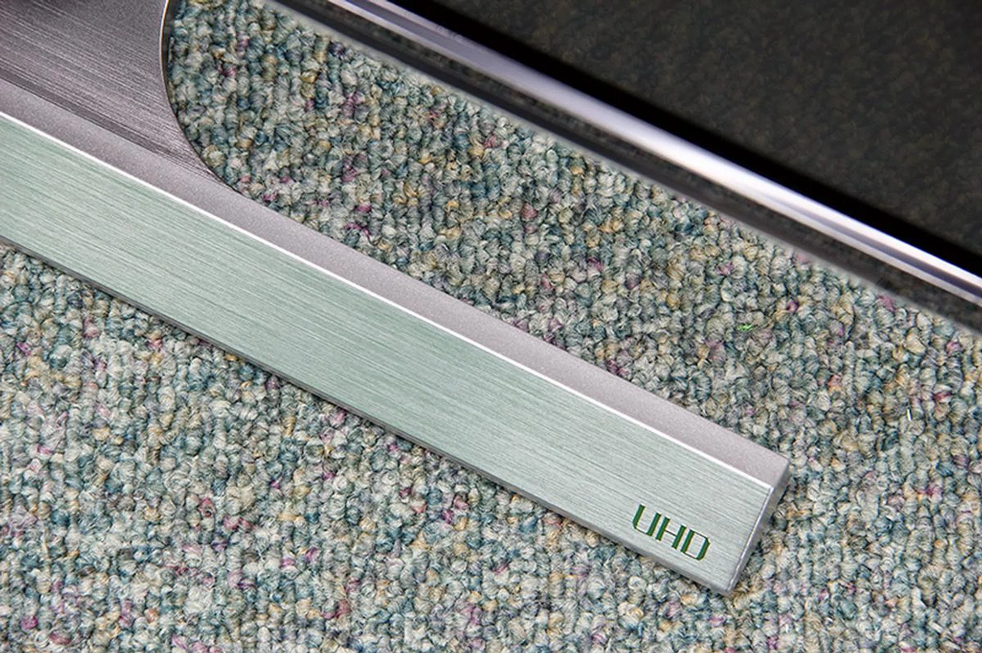 The stand is pretty enough, but the lack of ergonomic adjustments means that more effort is needed on the user's part to achieve a comfortable viewing position.