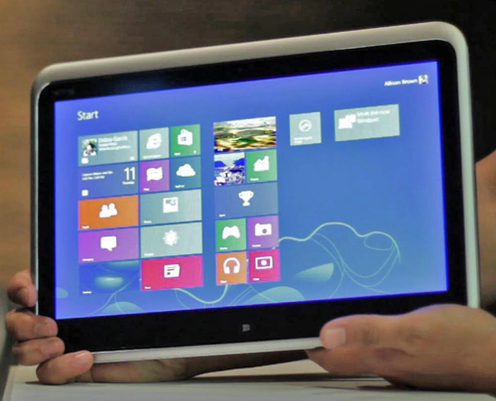 ...and then closing the lid, the XPS 12 transforms into a tablet.