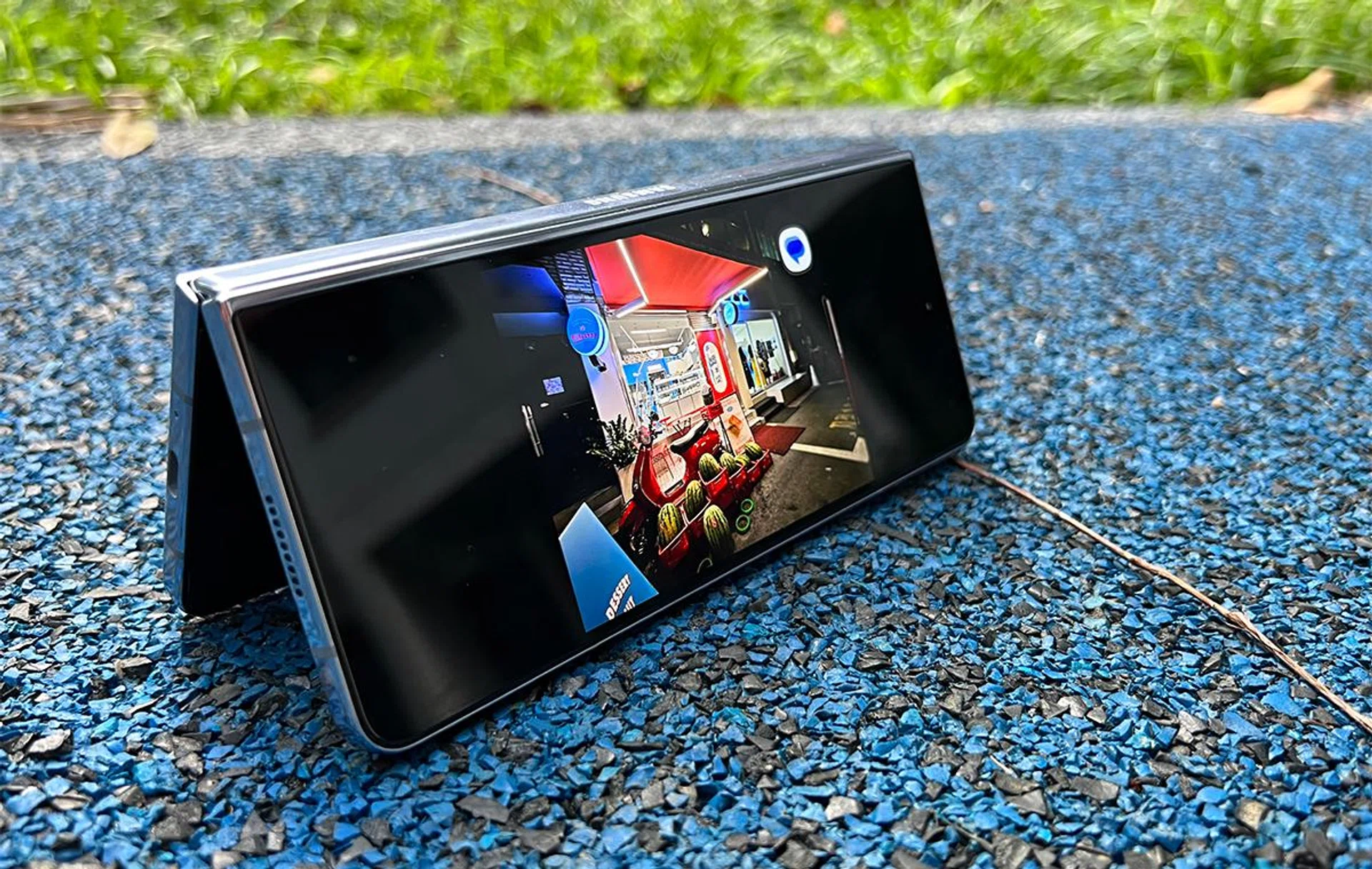 Samsung Galaxy Z Fold5, tent-style viewing.
