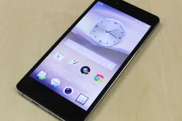Is this an Apple iPhone or Sony Xperia knock-off? No, it is the Oppo R1.